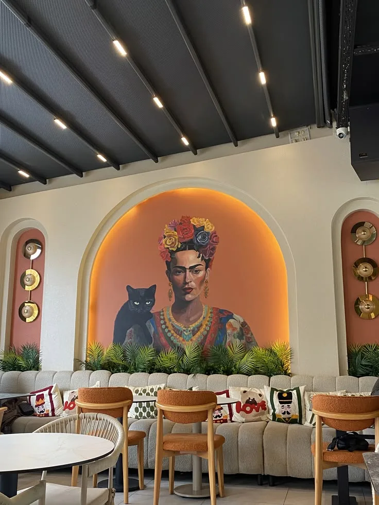 Portrait mural colore dans un cafe